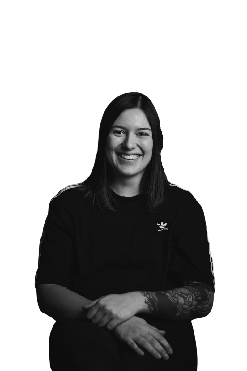 Mavie Sommerfeld – Tattoo Künstlerin mit tätowiertem Arm, spezialisiert auf Mandala und Dotwork