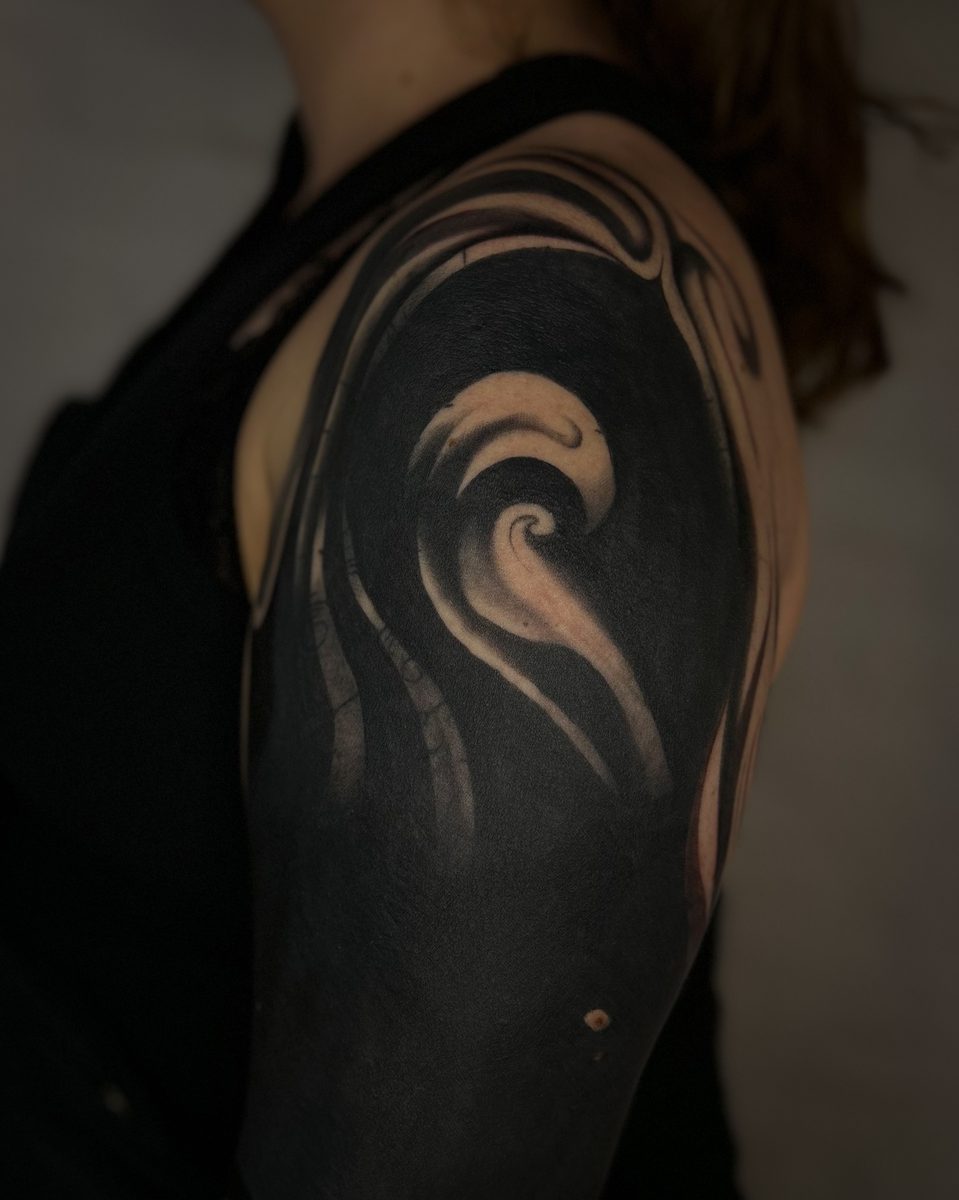 Blackwork Tattoo – abstrakte Komposition