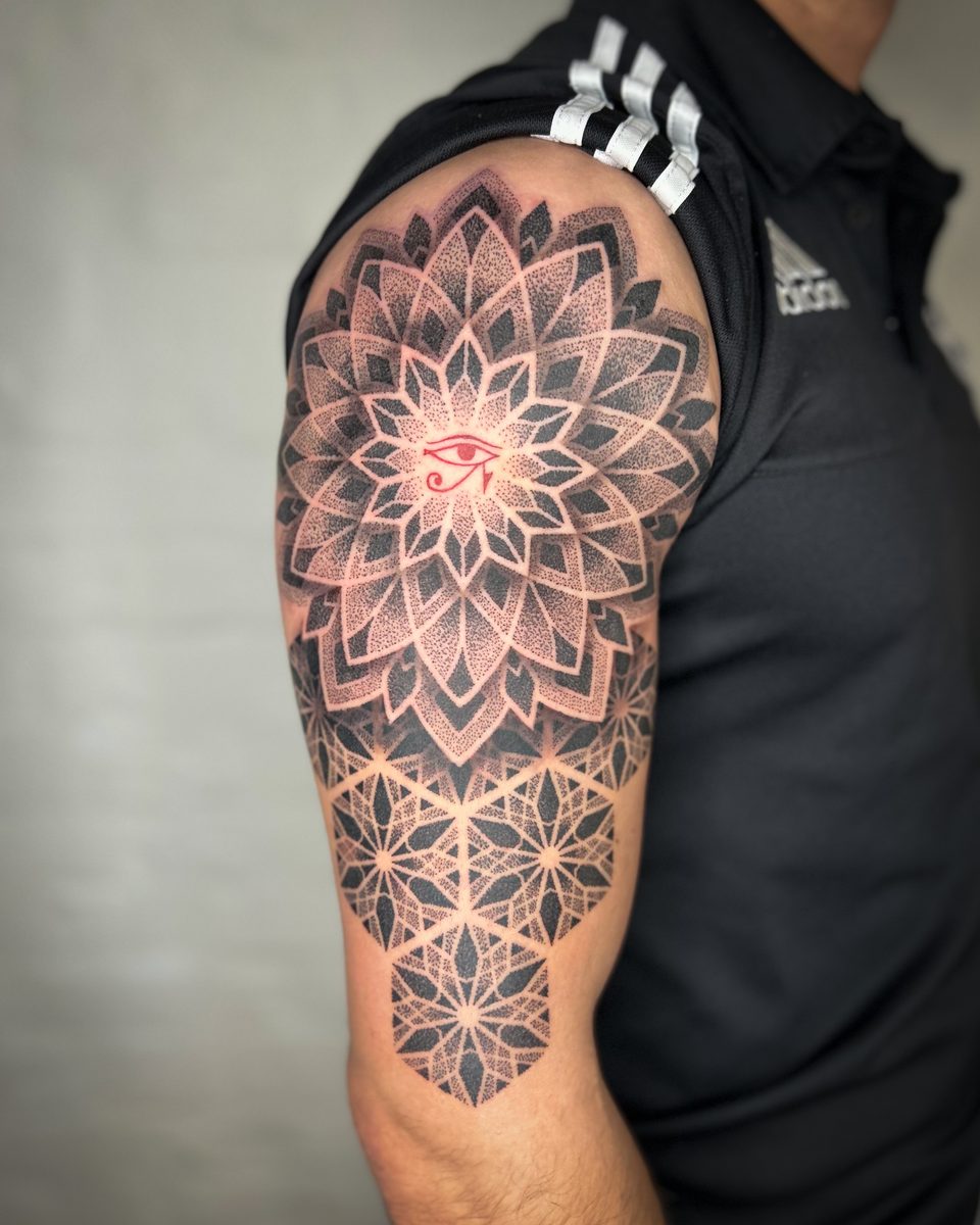 Mandala Tattoo mit geometrischen Elementen