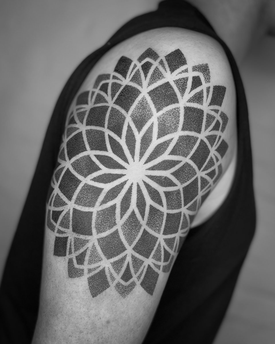 Dotwork Mandala Schulter