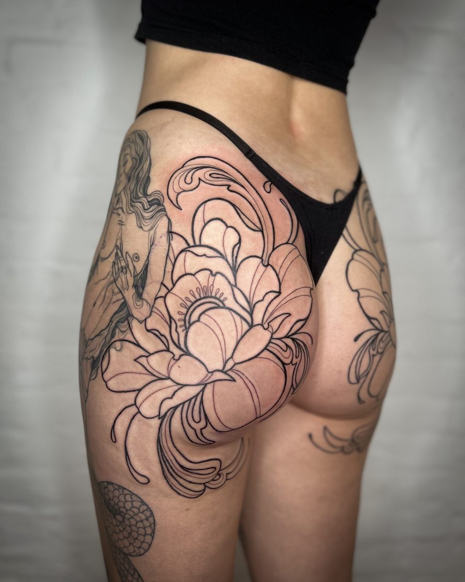 Florales Linework Tattoo