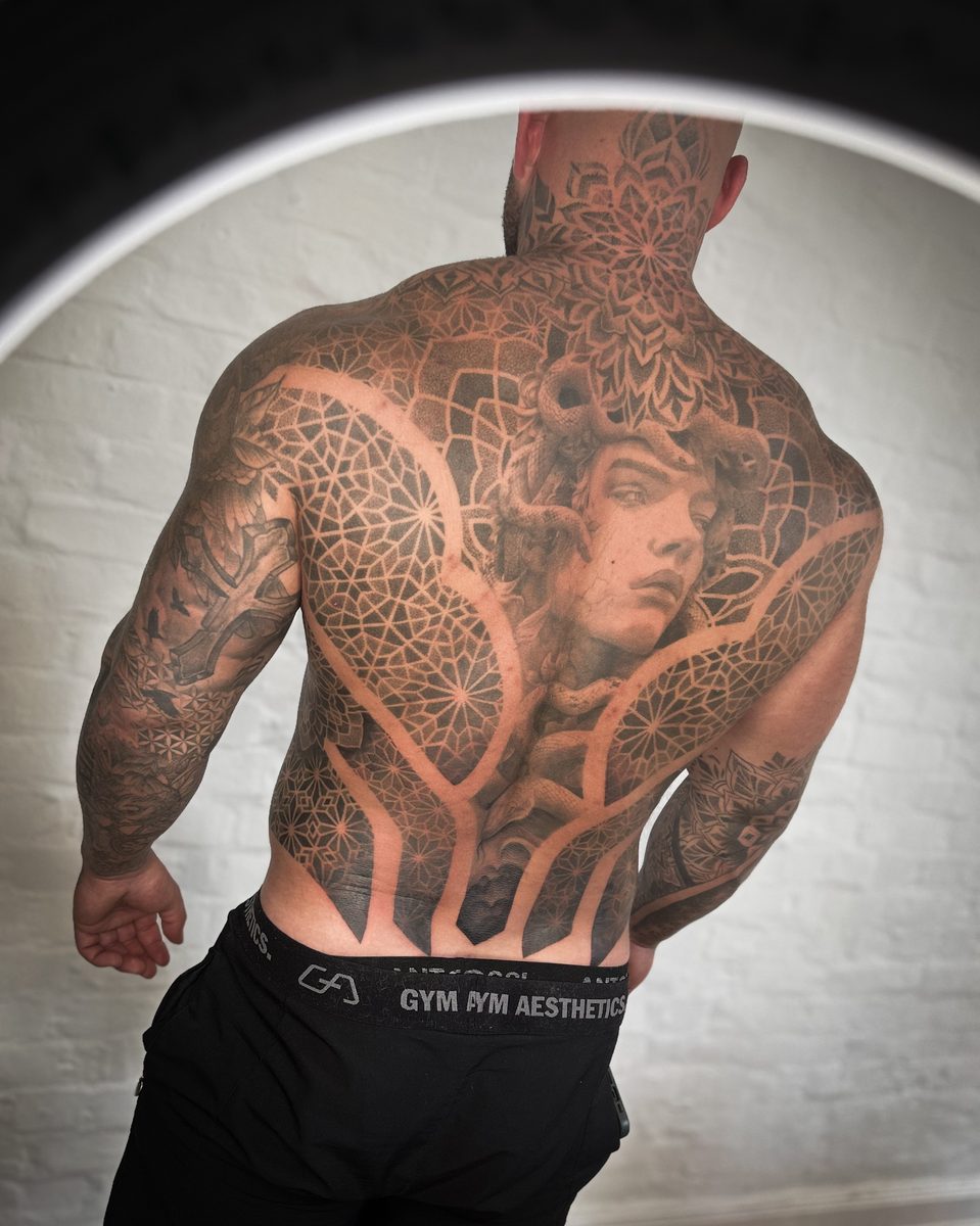 Realistic Back Piece mit Portrait und Mandala